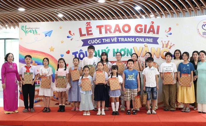 Ban tổ chức trao quà và chứng nhận cho các thí sinh dự thi. Ảnh: NGỌC HÀ