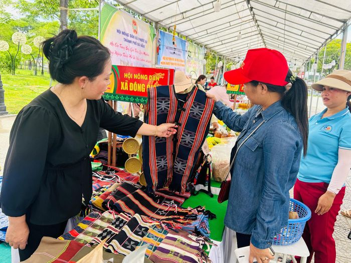 Người dân tham quan, tìm hiểu các sản phẩm thổ cẩm, hàng thủ công truyền thống được trưng bày tại hội chợ. Ảnh: VY DŨNG