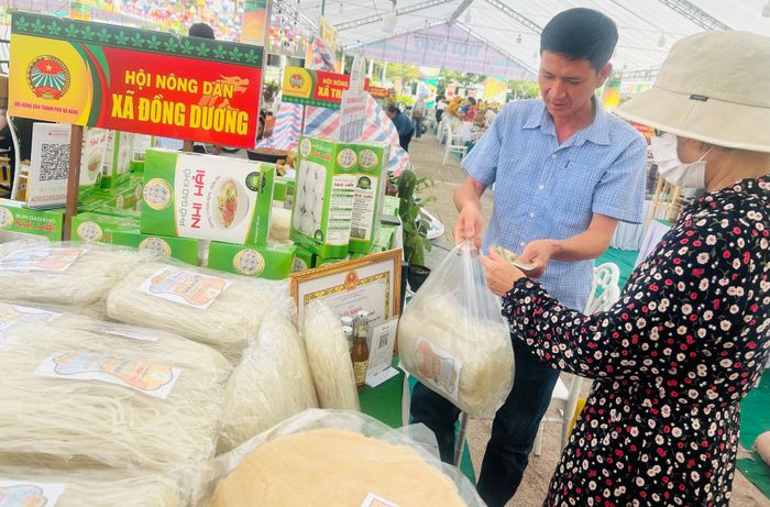 Dù thời tiết nắng nóng, người dân vẫn hào hứng tham quan, mua sắm tại hội chợ. Ảnh: VY DŨNG