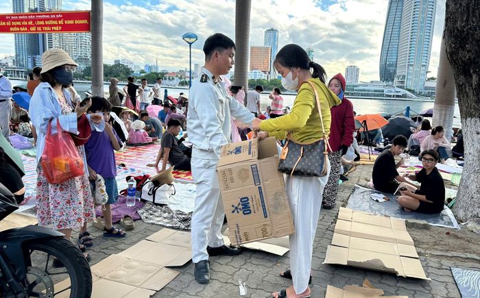 Cán bộ Trung tâm Cung ứng dịch vụ sự nghiệp công phường An Hải tuyên truyền, nhắc nhở người dân không chiếm dụng không gian công cộng. Ảnh: ĐVCC