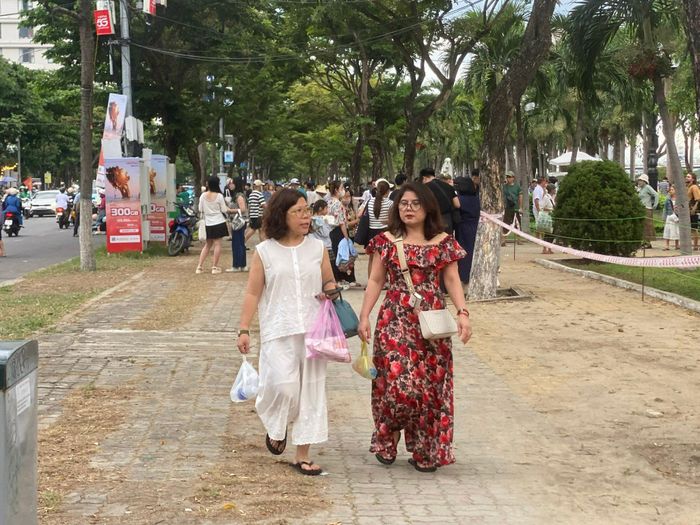 Nhiều du khách đã có mặt tại khu vực khán đài chính từ sớm để chờ đón màn trình diễn của hai đội. Ảnh: VĨNH LỘC