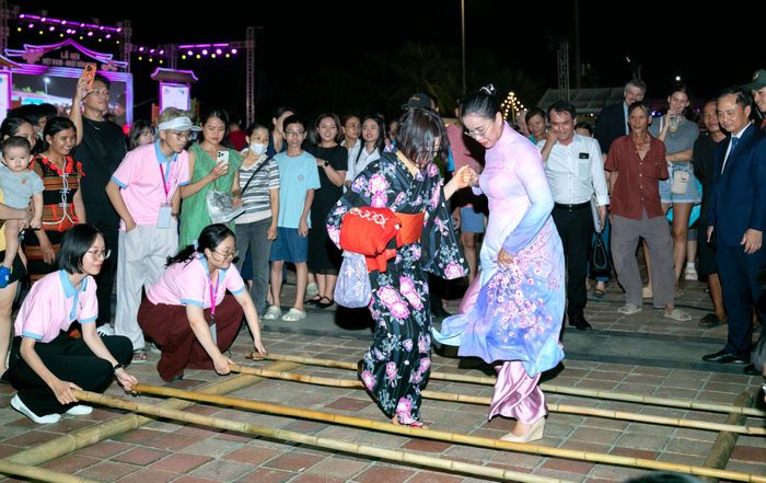 Các đại biểu giao lưu nhảy sạp, một trò chơi dân gian của Việt Nam. Ảnh: NGỌC HÀ