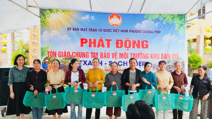 Ủy ban MTTQ Việt Nam phường Quảng Phú trao tặng người dân và phật tử các túi lưới đi chợ thân thiện với môi trường. Ảnh: ĐVCC
