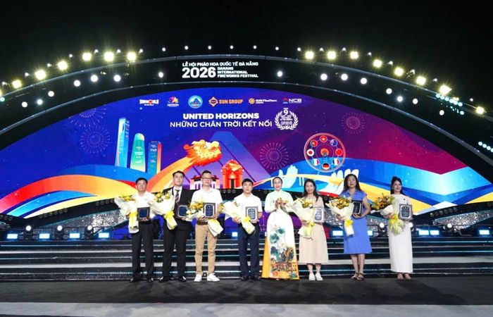 Phó Chủ tịch UBND thành phố Nguyễn Thị Anh Thi (thứ 4 từ phải sang) trao bảng tượng trưng cho các nhà tài trợ lễ hội. Ảnh: NGỌC HÀ