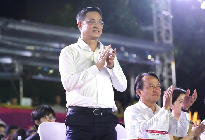 Bí thư Thành ủy Lê Ngọc Quang (bên trái); Phó Bí thư Thường trực Thành ủy Nguyễn Đình Vĩnh dự đêm chung kết.