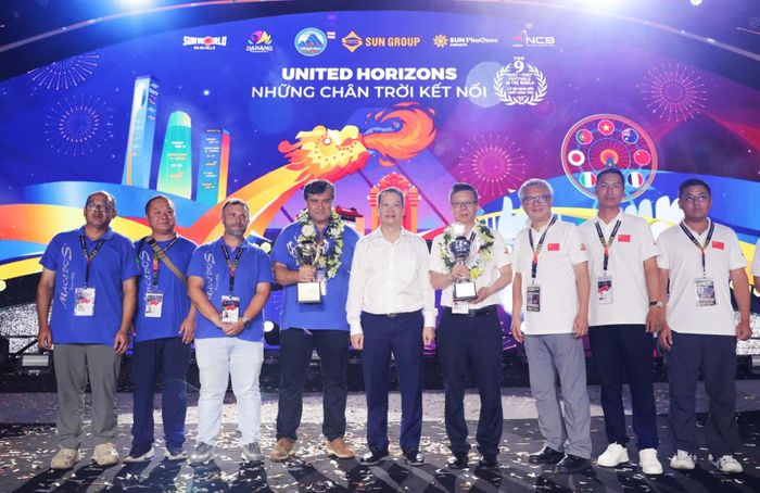 Chủ tịch UBND thành phố Nguyễn Mạnh Hùng (giữa) chúc mừng hai đội pháo hoa.