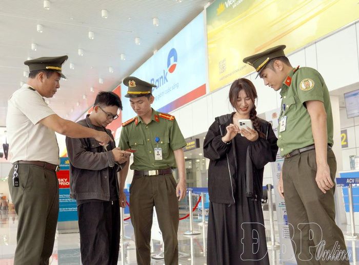 Lực lượng Công an, an ninh hàng không hướng dẫn hành khách sử dụng VNeID để mua vé và check-in online tại Cảng Hàng không Điện Biên.