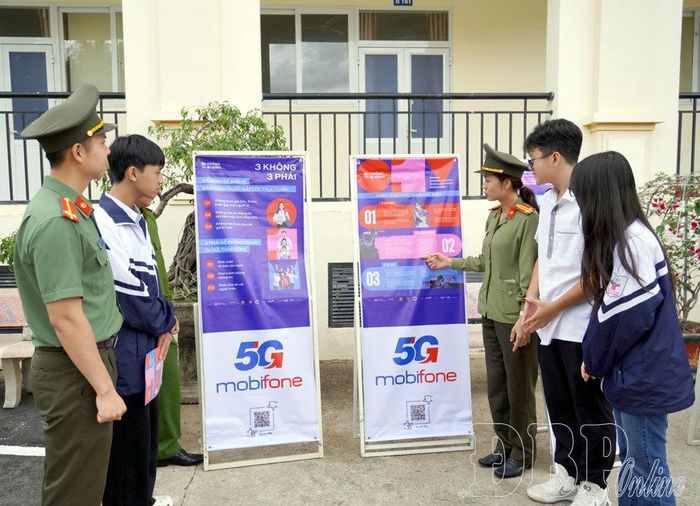 Cán bộ Phòng An ninh mạng và Phòng chống tội phạm sử dụng công nghệ cao, Công an tỉnh tuyên truyền, nâng cao hiểu biết cho học sinh Trường THPT chuyên Lê Quý Đôn.
