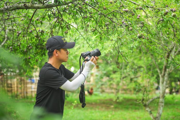 Nhà sáng tạo nội dung số Nguyễn Nam Khánh quay những thước phim giới thiệu về cảnh đẹp quê hương.
