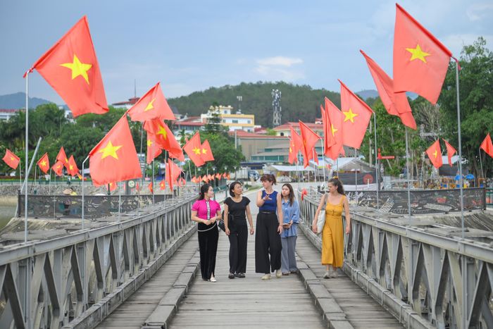 Du khách nước ngoài tham quan di tích cầu Mường Thanh, phường Điện Biên Phủ.
