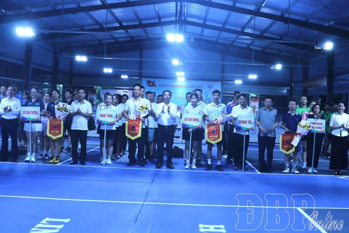 Ban tổ chức tặng hoa, Cờ lưu niệm cho các đoàn vận động viên, trọng tài.