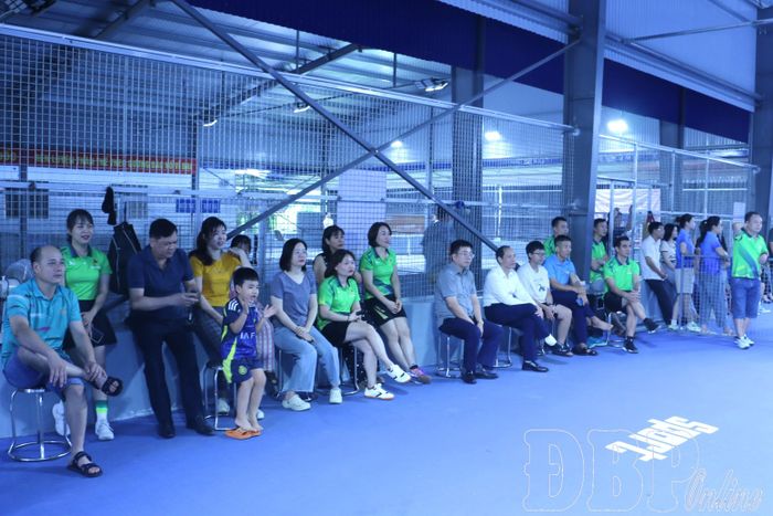 Khán giả xem và cổ vũ cho các đội thi đấu.
