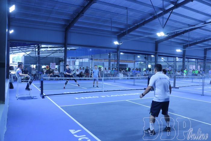 Các vận động viên thi đấu Pickleball nội dung đôi nam cấp ủy, trưởng, phó phòng.
