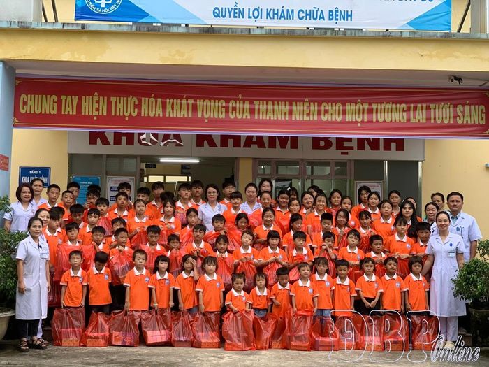 Y, bác sĩ Trung tâm Y tế Điện Biên Phủ trao quà cho trẻ em đang được nuôi dưỡng tại Cơ sở Bảo trợ xã hội tổng hợp tỉnh Điện Biên tại chương trình khám sức khỏe.