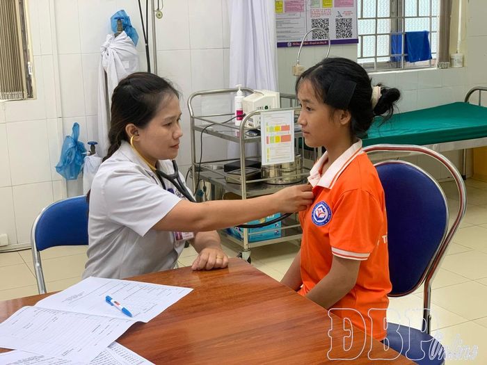 Bác sĩ Trung tâm Y tế Điện Biên Phủ khám sức khỏe cho trẻ em tại Cơ sở Bảo trợ xã hội tổng hợp tỉnh.