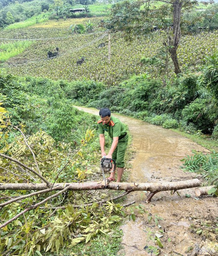 Công an xã Pa Ham khẩn trương dọn dẹp cây cối gãy đổ sau mưa lớn, bảo đảm giao thông thông suốt, an toàn cho người dân.