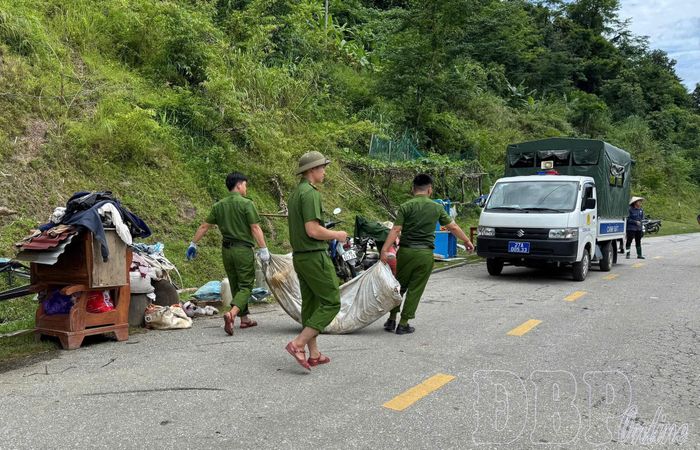 Hỗ trợ người dân di dời tài sản đến nơi an toàn.