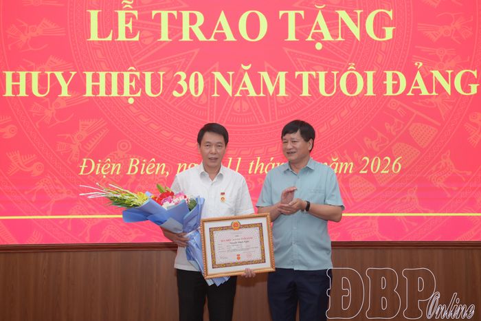 Đồng chí Lê Thành Đô, Phó Bí thư Thường trực Tỉnh ủy, Chủ tịch HĐND tỉnh trao Huy hiệu 30 năm tuổi Đảng cho đồng chí Nguyễn Mạnh Ngân.