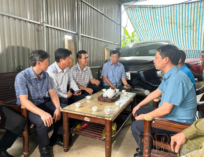 Cấp ủy, chính quyền xã Thanh Yên và nhà đầu tư trao đổi, đối thoại với các hộ dân thôn Thanh Trường.