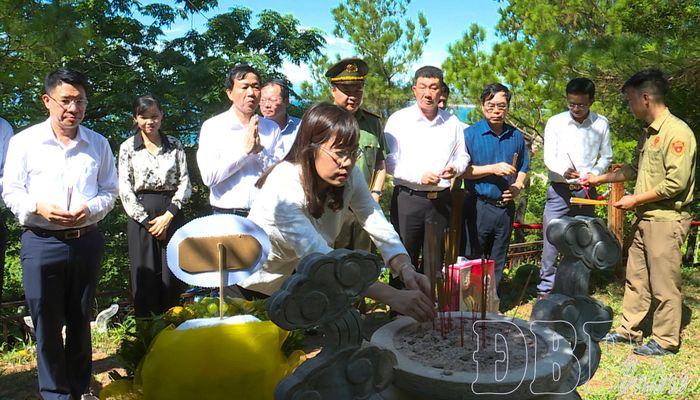 Đồng chí Cao Thị Tuyết Lan, Ủy viên Ban Thường vụ Tỉnh ủy, Phó Chủ tịch Thường trực HĐND tỉnh dâng hương tại phần mộ Đại tướng Võ Nguyên Giáp.