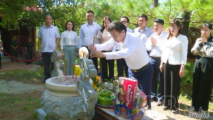 Đồng chí Lê Văn Lương, Phó Bí thư Tỉnh ủy, Chủ tịch UBND tỉnh dâng hương tại phần mộ Đại tướng Võ Nguyên Giáp.