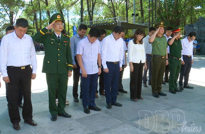 Đoàn công tác tỉnh Điện Biên mặc niệm tưởng nhớ các anh hùng, liệt sĩ tại Nghĩa trang Liệt sĩ Quốc gia Trường Sơn.