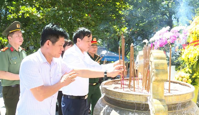 Chủ tịch UBND tỉnh Lê Văn Lương dâng hương tri ân anh hùng liệt sĩ tại các nghĩa trang liệt sĩ.