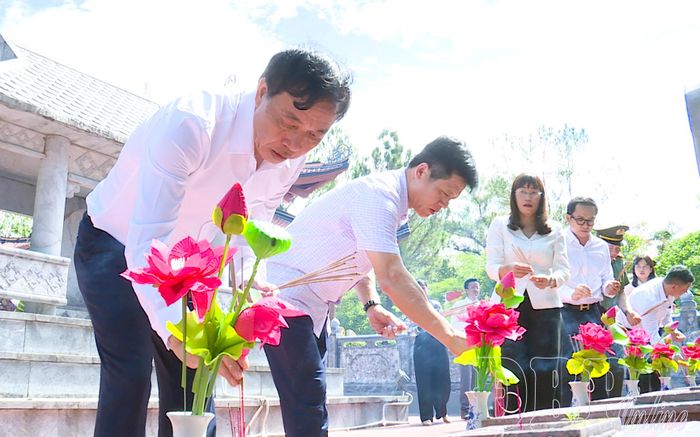Chủ tịch UBND tỉnh Lê Văn Lương và Đoàn công tác dâng hương trên các phần mộ Liệt sĩ tỉnh Lai Châu tại Nghĩa trang Liệt sĩ Quốc gia Trường Sơn.