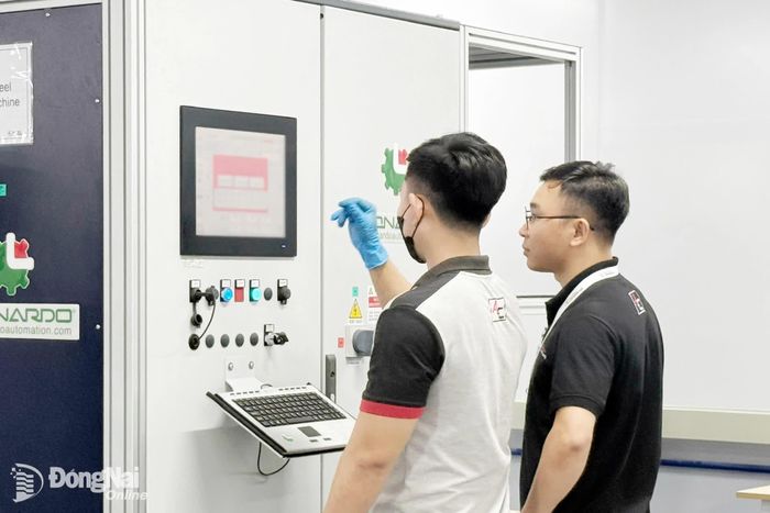 Hoạt động ứng dụng công nghệ vào vận hành sản xuất tại Công ty TNHH Action Composites Hightech Industries ở Khu công nghiệp Nhơn Trạch 3.