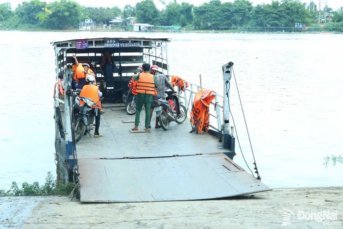 Việc đi lại giữa 2 xã Thanh Sơn và Tà Lài hiện vẫn phụ thuộc vào bến phà, địa phương kiến nghị sớm xây cầu kết nối.