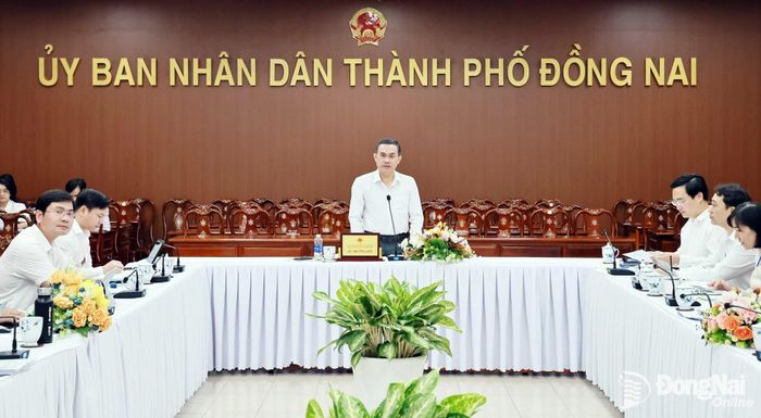 Ủy viên Ban Thường vụ Thành ủy, Phó Chủ tịch UBND thành phố Lê Trường Sơn phát biểu chỉ đạo tại buổi làm việc. Ảnh: CN