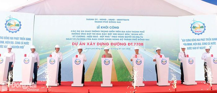 Các đại biểu thực hiện nghi thức nhấn nút khởi công dự án. Ảnh: Phạm Tùng