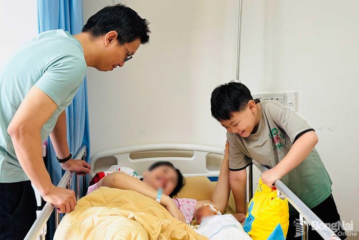 Niềm hạnh phúc của một gia đình ở phường Trấn Biên vừa sinh con thứ 2.
