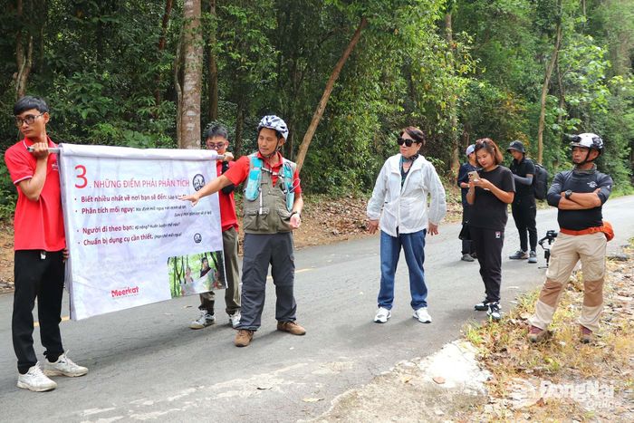 Du khách được hướng dẫn kỹ năng an toàn trước khi tham gia tour khám phá rừng Gia Canh tại xã Định Quán.