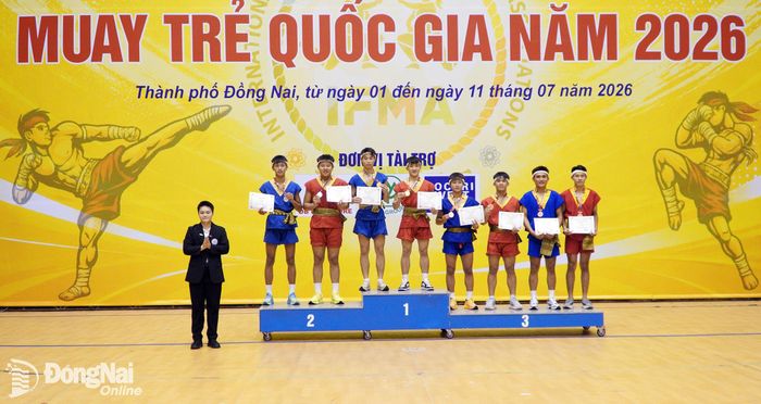 Ban Tổ chức trao huy chương cho các vận động viên đạt thành tích xuất sắc tại Giải vô địch Muay trẻ quốc gia năm 2026. Ảnh: Thủy Tiên