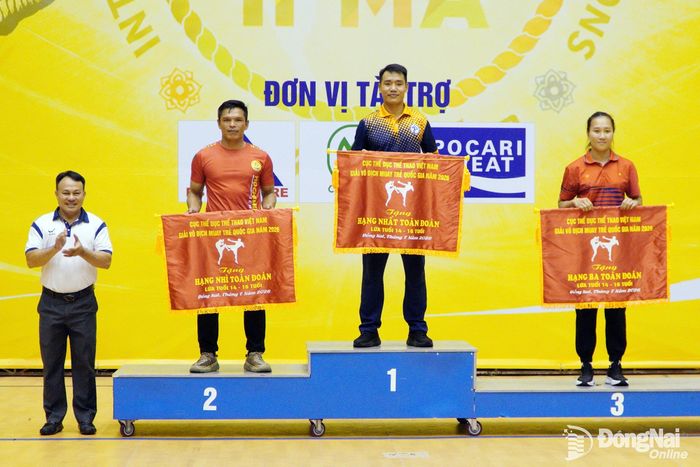 Ban Tổ chức trao cờ xếp hạng toàn đoàn cho các đơn vị đạt thành tích xuất sắc ở nhóm tuổi 14-16. Ảnh: Thủy Tiên