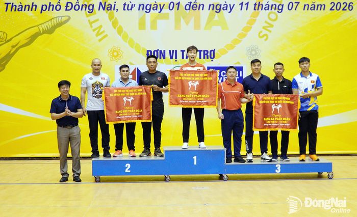 Ban Tổ chức trao cờ xếp hạng toàn đoàn cho các đơn vị đạt thành tích xuất sắc ở nhóm tuổi 12-13. Ảnh: Thủy Tiên