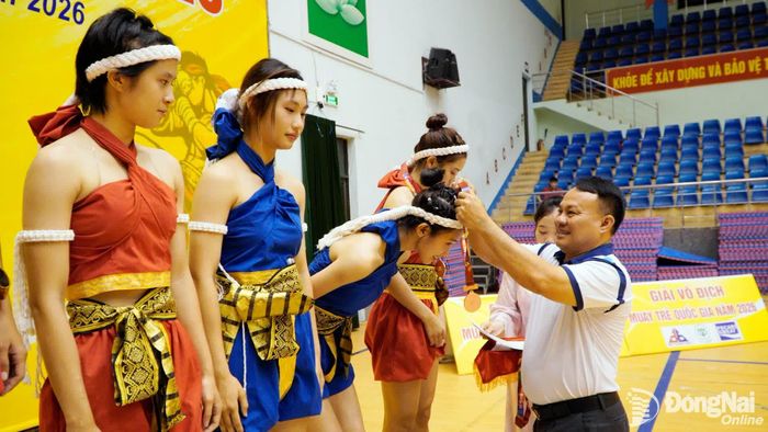 Ông Bùi Anh Vũ, Giám đốc Trung tâm Huấn luyện và Thi đấu thể thao Đồng Nai trao huy chương cho các vận động viên đạt thành tích xuất sắc tại giải. Ảnh: Thủy Tiên