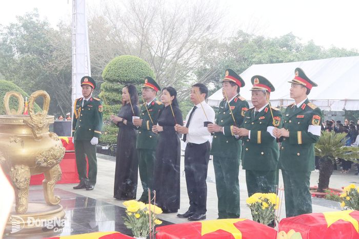 Ủy viên Trung ương Đảng, Phó Thủ tướng Chính phủ Nguyễn Văn Thắng; Ủy viên Trung ương Đảng, Thứ trưởng Bộ Quốc phòng, Thượng tướng Nguyễn Văn Gấu và Ủy viên Trung ương Đảng, Phó Bí thư Thường trực Thành ủy, Chủ tịch HĐND thành phố Tôn Ngọc Hạnh cùng các đại biểu dâng hương tại Nghĩa trang Liệt sĩ Bình Phước. Ảnh: Quang Minh