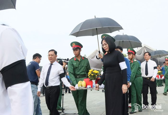 Các đồng chí lãnh đạo thành phố thực hiện nghi thức di dời hài cốt các anh hùng liệt sĩ từ đài tưởng niệm về khu vực an táng. Ảnh: Quang Minh