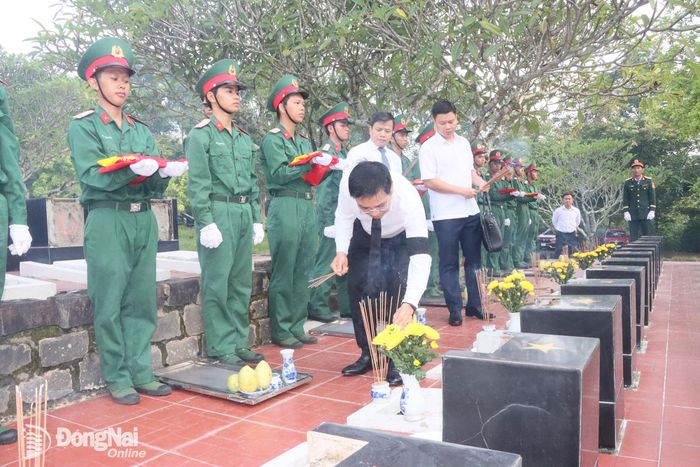 Ủy viên Trung ương Đảng, Phó Thủ tướng Chính phủ Nguyễn Văn Thắng thắp hương kính viếng các anh hùng liệt sĩ. Ảnh: Quang Minh