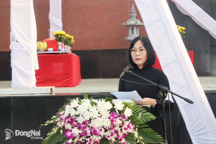 Đồng chí Nguyễn Thị Hoàng, Thành ủy viên, Phó Chủ tịch UBND thành phố, Trưởng ban Chỉ đạo thành phố Đồng Nai về tìm kiếm, quy tập và xác định danh tính hài cốt liệt sĩ đọc điếu văn tại buổi lễ. Ảnh: Quang Minh