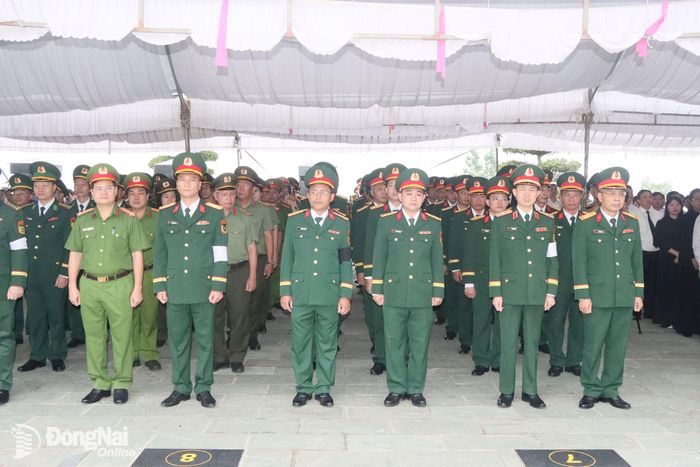 Lực lượng vũ trang thành phố tham gia Lễ truy điệu và an táng hài cốt các anh hùng liệt sĩ tại Nghĩa trang Liệt sĩ Bình Phước. Ảnh: Quang Minh