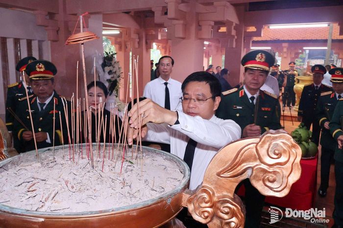 Ủy viên Trung ương Đảng, Phó Thủ tướng Chính phủ Nguyễn Văn Thắng dâng hương viếng liệt sĩ. Ảnh: Nguyệt Hà