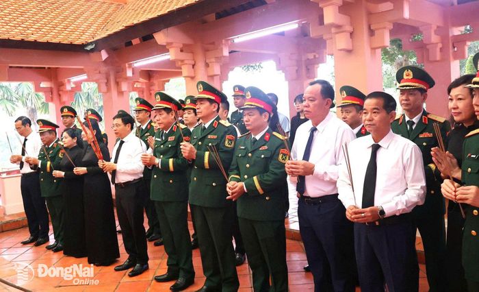 Lãnh đạo Đảng, Nhà nước, Quân ủy Trung ương, Bộ Quốc phòng, Quân khu 7 và thành phố Đồng Nai dâng hương viếng liệt sĩ. Ảnh: Nguyệt Hà