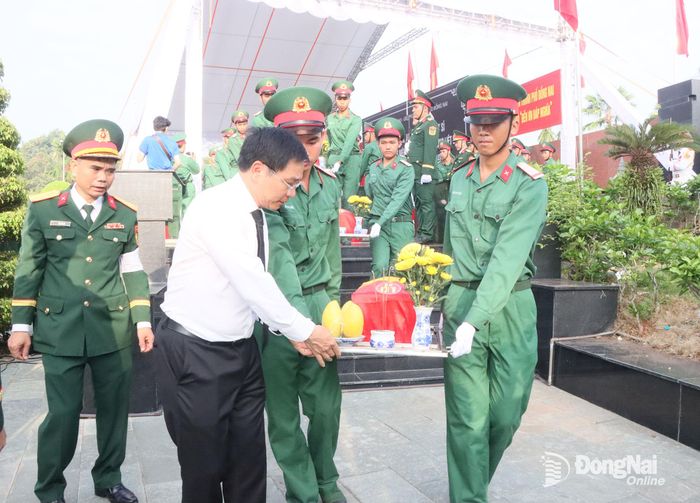 Ủy viên Trung ương Đảng, Phó Thủ tướng Chính phủ Nguyễn Văn Thắng thực hiện nghi thức di dời hài cốt các anh hùng liệt sĩ từ đài tưởng niệm về khu vực an táng. Ảnh: Quang Minh