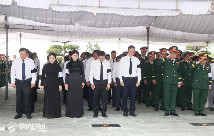 Các đại biểu dành một phút mặc niệm tưởng nhớ anh linh các anh hùng liệt sĩ. Ảnh: Quang Minh