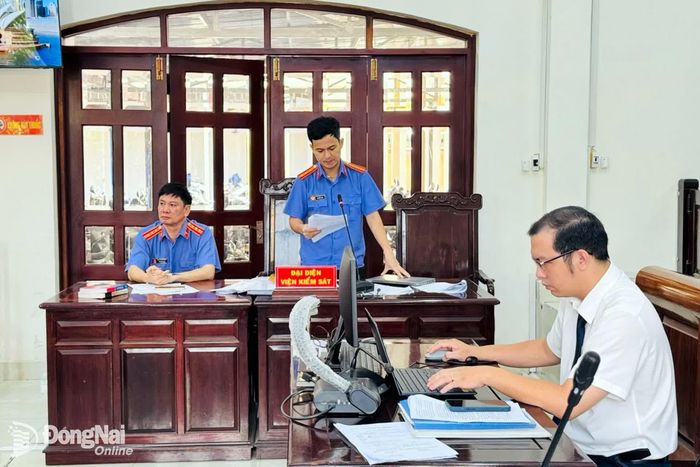 Đại diện Viện kiểm sát nhân dân thành phố thực hành quyền công tố tại phiên tòa xét xử. Ảnh: Phạm Huệ