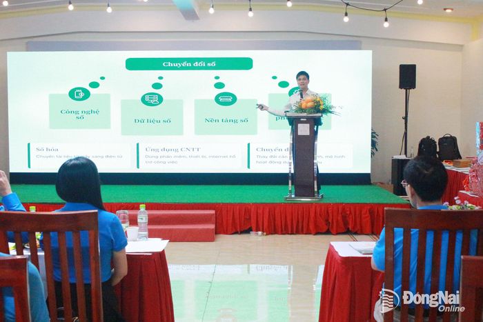 Phó Chủ tịch Thường trực Tổng Liên đoàn Lao động Việt Nam Ngọ Duy Hiểu triển khai chuyên đề Chuyển đổi số cho cán bộ Công đoàn. Ảnh: N.Hòa