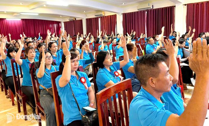 Các đại biểu biểu quyết thông qua các chương trình hội nghị và kế hoạch hoạt động 6 tháng cuối năm 2026. Ảnh: N.Hòa